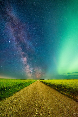 Milky-way-and-Aurora-over-Prairie-Road